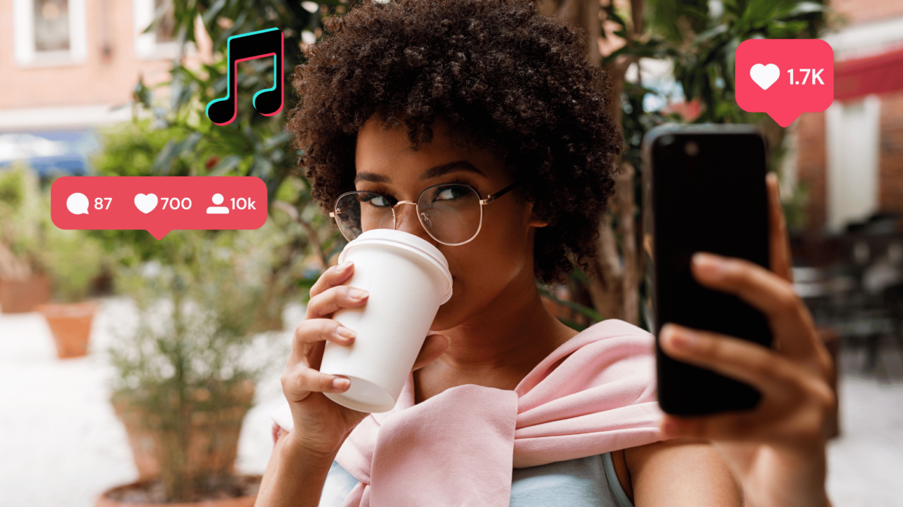 Rahasia Cara Menjadi KOL dan Influencer yang Sukses female blogger taking selfie