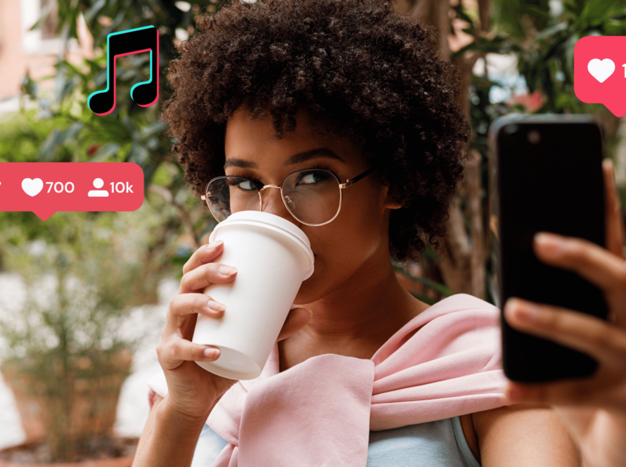 Rahasia Cara Menjadi KOL dan Influencer yang Sukses female blogger taking selfie