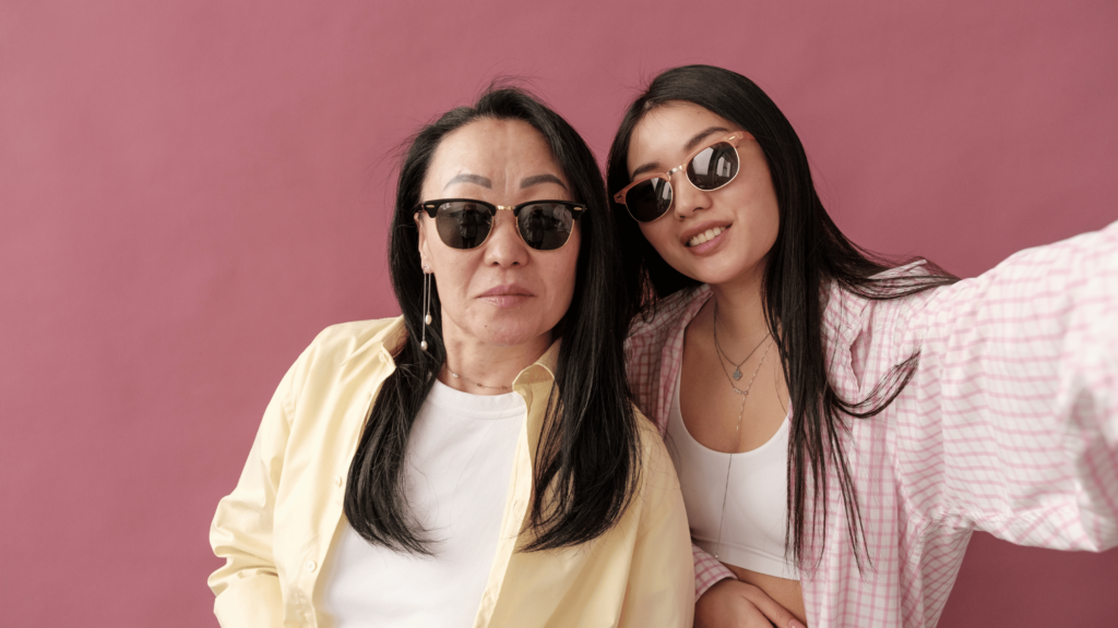 Rahasia Sukses Ibu Jadi Influencer di Era Digital Mom and daughter taking picture with sunglasses