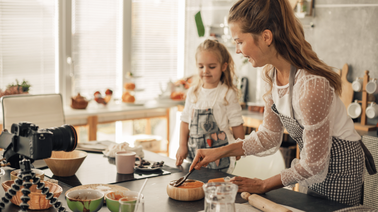 Rahasia Sukses Ibu Jadi Influencer di Era Digital Mon and daughter being influencer healthy