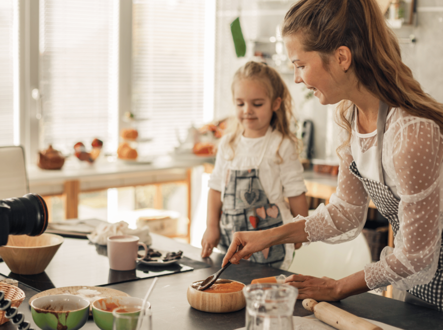 Rahasia Sukses Ibu Jadi Influencer di Era Digital Mon and daughter being influencer healthy